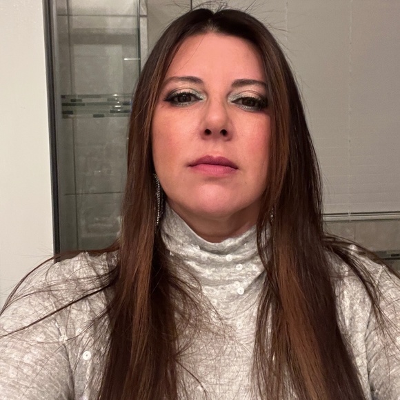 Meet your Posher, Julie - Picture 1 of 1